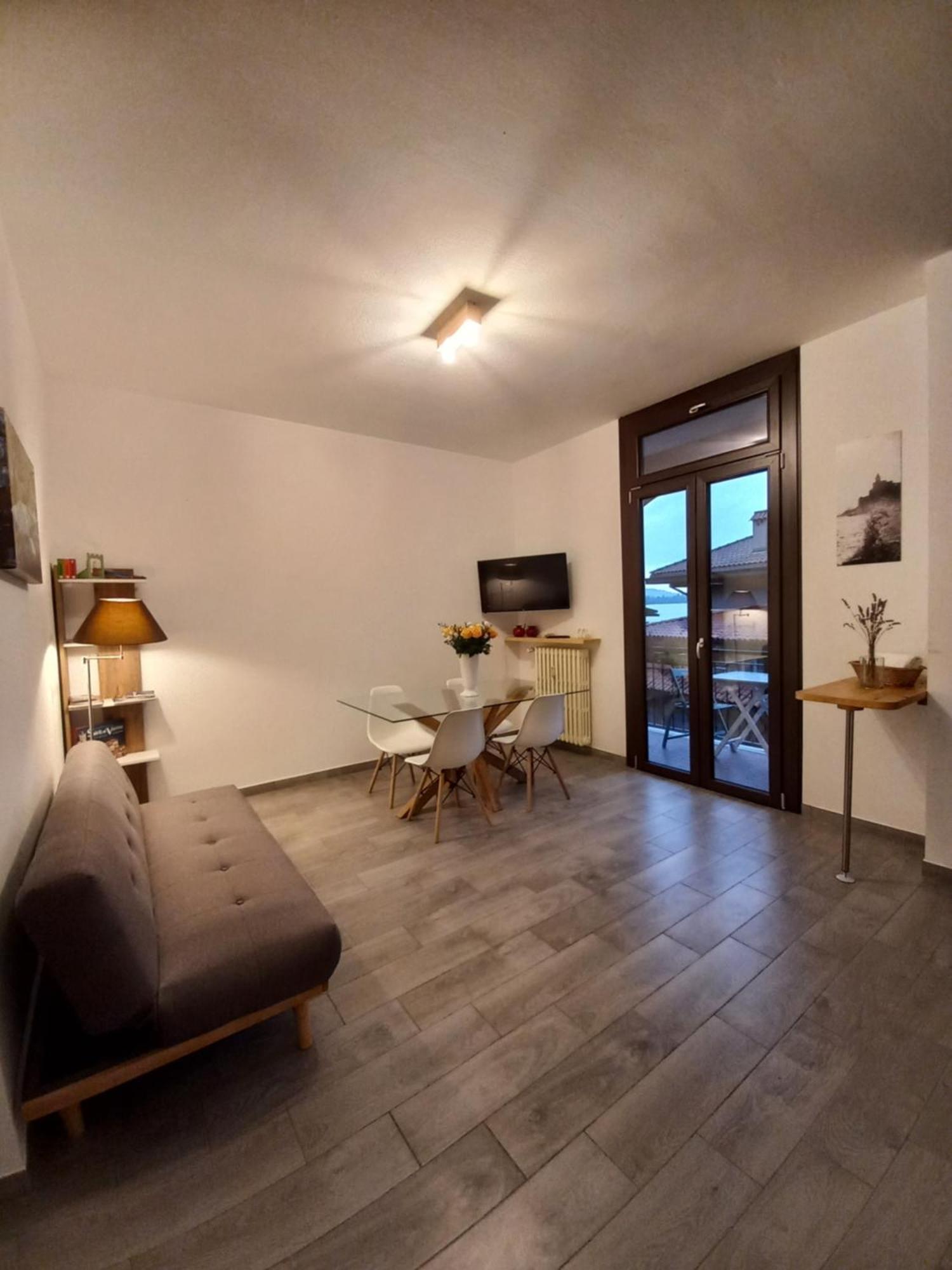 Appartamento Miralago Con Giardino Sul Lago Gavirate Esterno foto